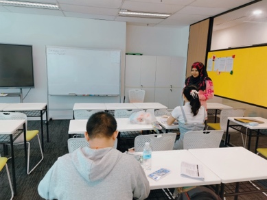 小孩们在房间里中度可信度描述已自动生成