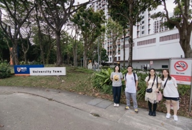 一群人站在路中间描述已自动生成